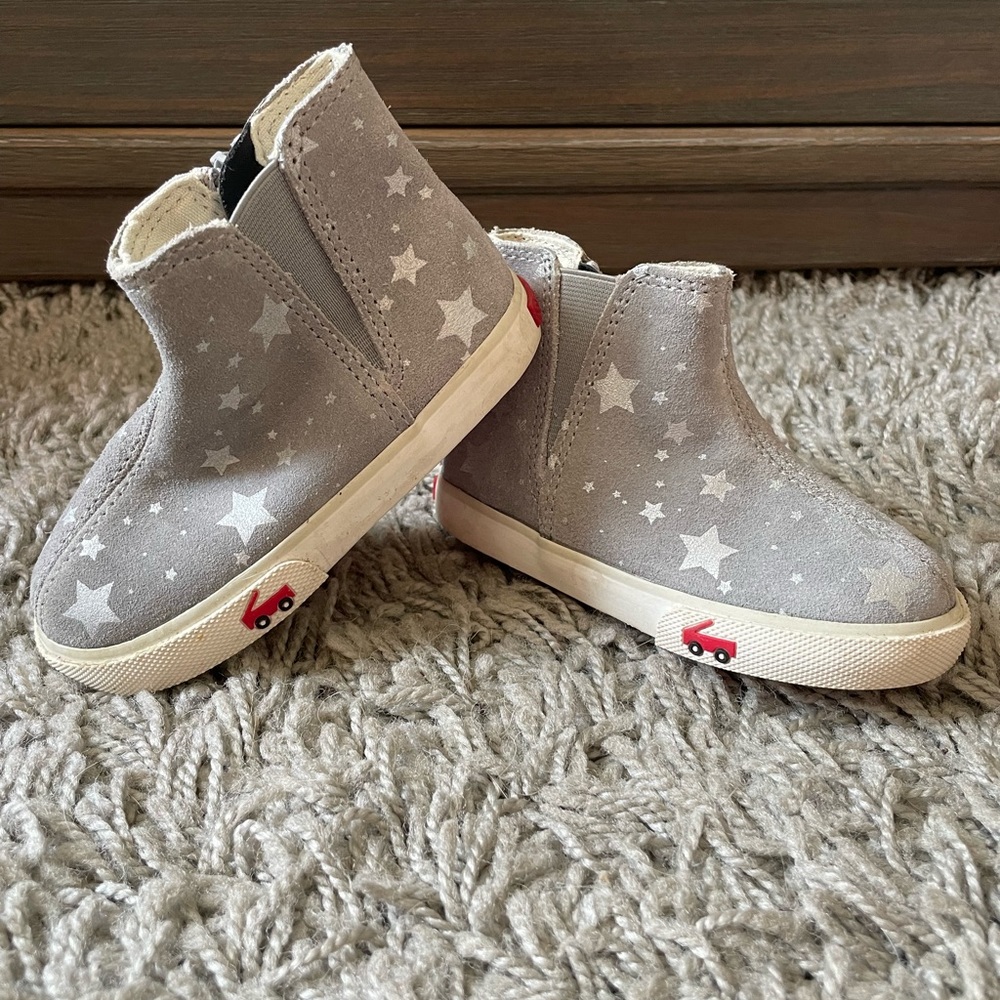 See Kai Run — Keegan boots, 7T, grey/silver stars